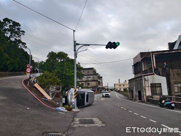 ▲苗栗市文發路發生休旅車自撞翻車事故，駕駛自天窗逃生平安脫困。（圖／記者楊永盛翻攝）