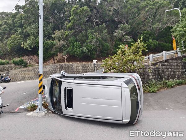 ▲苗栗市文發路發生休旅車自撞翻車事故，駕駛自天窗逃生平安脫困。（圖／記者楊永盛翻攝）