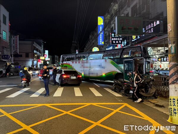 ▲桃園遊覽車司機下車忘拉手煞車，整台車滑進對向車道撞8機車。（圖／記者沈繼昌翻攝，下同）