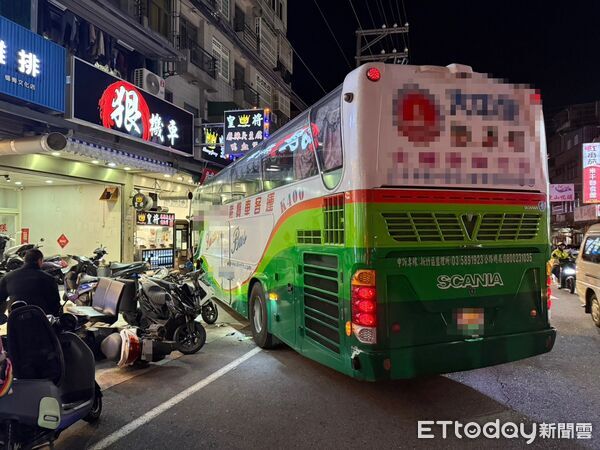 ▲桃園遊覽車司機下車忘拉手煞車，整台車滑進對向車道撞8機車。（圖／記者沈繼昌翻攝，下同）