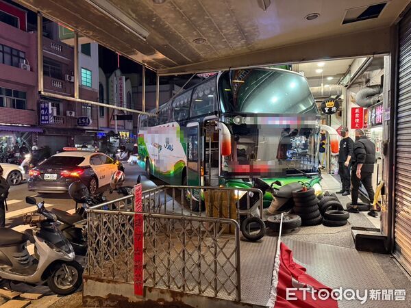 ▲桃園遊覽車司機下車忘拉手煞車，整台車滑進對向車道撞8機車。（圖／記者沈繼昌翻攝，下同）