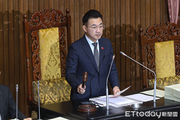 ▲立法院副院長江啟臣落槌三讀人工智慧基本法草案。（圖／記者林敬旻攝）