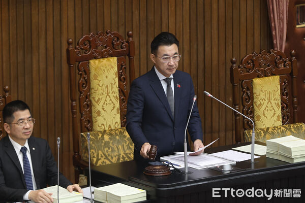 ▲立法院副院長江啟臣落槌三讀人工智慧基本法草案。（圖／記者林敬旻攝）