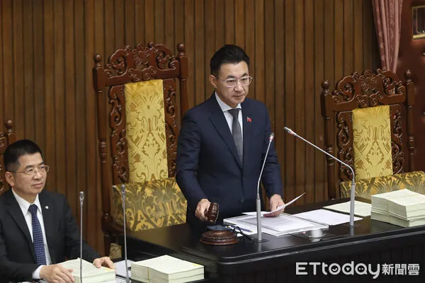 ▲立法院副院長江啟臣落槌三讀人工智慧基本法草案。（圖／記者林敬旻攝）