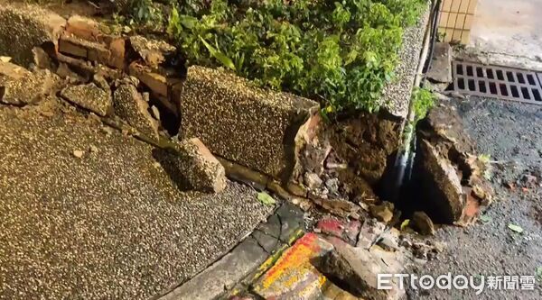 ▲魏女被猛力撞擊倒地，滿地血跡，撞擊力道之大連人行道花圃都碎裂。（圖／記者郭世賢翻攝）