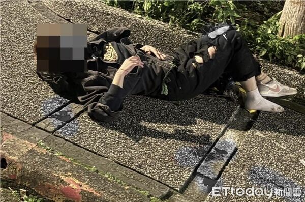 ▲魏女被猛力撞擊倒地，滿地血跡，撞擊力道之大連人行道花圃都碎裂。（圖／記者郭世賢翻攝）