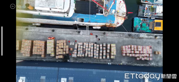 ▲▼漁船前甲板堆置私菸準備運送遭專案小組查獲。（圖／海巡署東部分署提供，下同）
