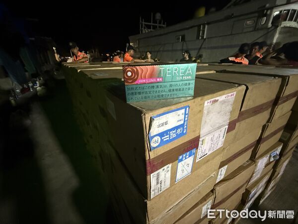 ▲▼漁船前甲板堆置私菸準備運送遭專案小組查獲。（圖／海巡署東部分署提供，下同）