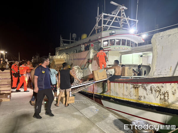 ▲▼漁船前甲板堆置私菸準備運送遭專案小組查獲。（圖／海巡署東部分署提供，下同）