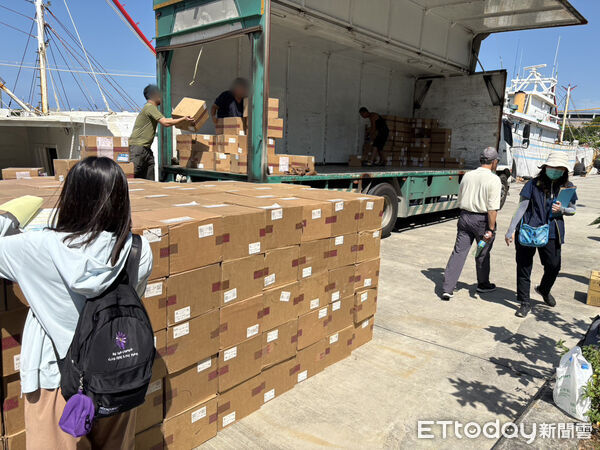 ▲▼漁船前甲板堆置私菸準備運送遭專案小組查獲。（圖／海巡署東部分署提供，下同）