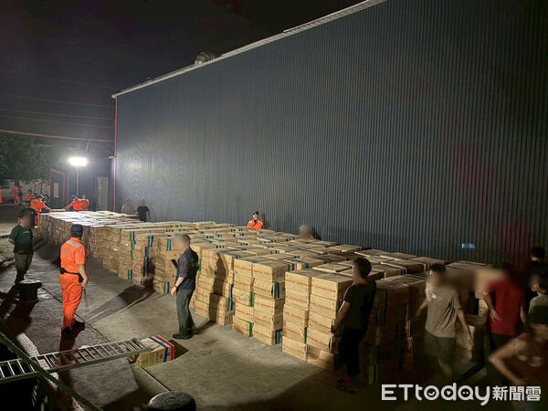 ▲▼漁船前甲板堆置私菸準備運送遭專案小組查獲。（圖／海巡署東部分署提供，下同）