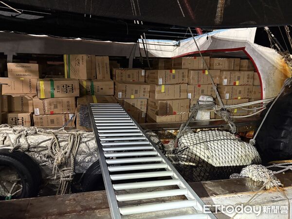 ▲▼漁船前甲板堆置私菸準備運送遭專案小組查獲。（圖／海巡署東部分署提供，下同）