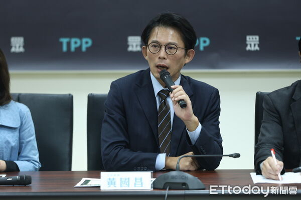 ▲民眾黨主席黃國昌主持「揪出法治崩壞 踐踏民主的幕後藏鏡人」記者會。（圖／記者林敬旻攝）