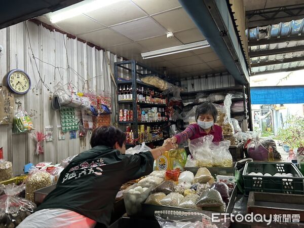 ▲民進黨台南市長初選倒數，立委陳亭妃清晨前往麻豆市場掃街拜票，爭取鄉親支持。（記者林東良翻攝）