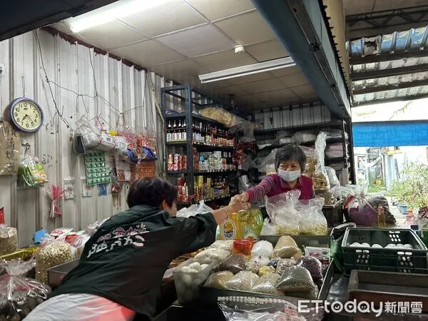 ▲民進黨台南市長初選倒數，立委陳亭妃清晨前往麻豆市場掃街拜票，爭取鄉親支持。（記者林東良翻攝）