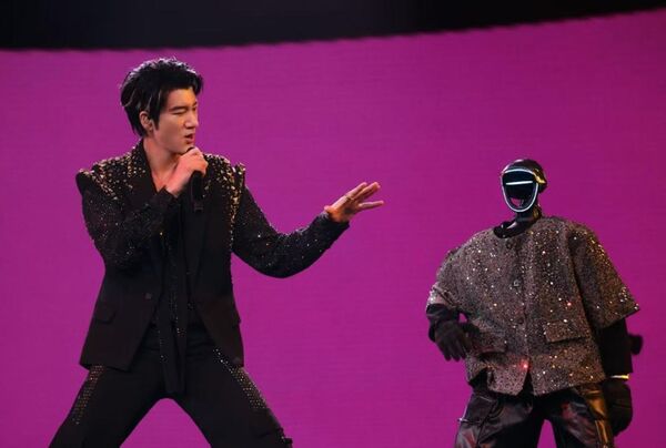 王力宏日前在成都舉辦四場《最好的地方》演唱會，與機器人共舞。（西東音樂提供）