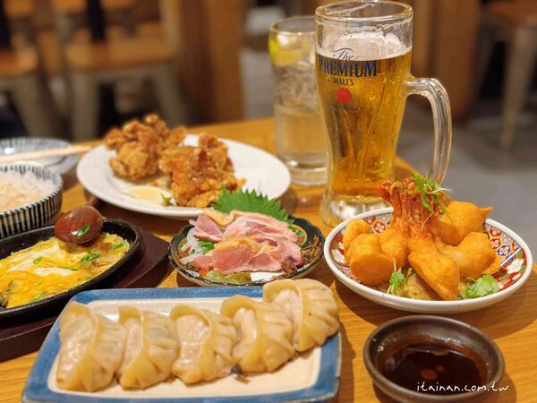 ▲▼餃子と唐揚げの酒場。しんちゃん アメ村店。（圖／部落客台南好Food遊授權提供）