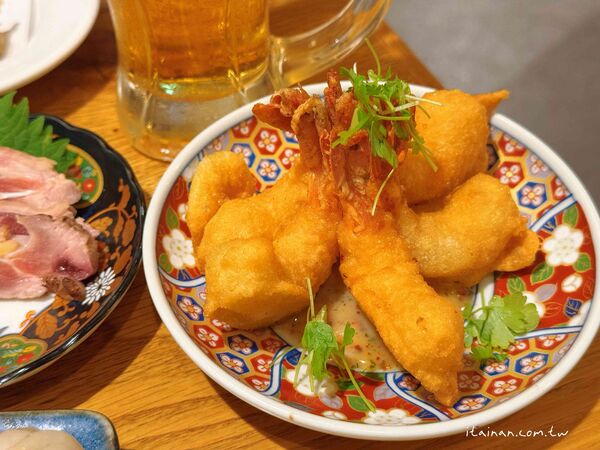 ▲▼餃子と唐揚げの酒場。しんちゃん アメ村店。（圖／部落客台南好Food遊授權提供）