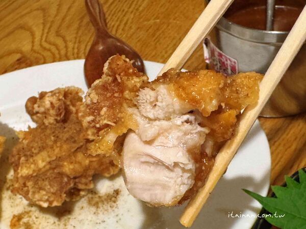 ▲▼餃子と唐揚げの酒場。しんちゃん アメ村店。（圖／部落客台南好Food遊授權提供）