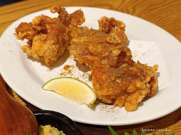 ▲▼餃子と唐揚げの酒場。しんちゃん アメ村店。（圖／部落客台南好Food遊授權提供）