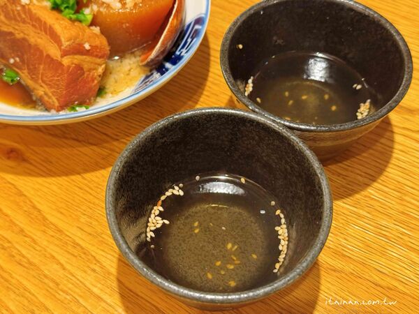 ▲▼餃子と唐揚げの酒場。しんちゃん アメ村店。（圖／部落客台南好Food遊授權提供）