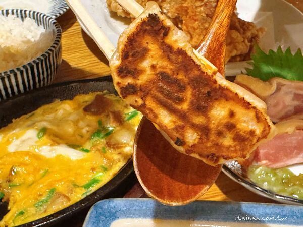 ▲▼餃子と唐揚げの酒場。しんちゃん アメ村店。（圖／部落客台南好Food遊授權提供）