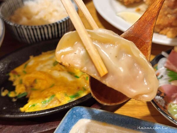 ▲▼餃子と唐揚げの酒場。しんちゃん アメ村店。（圖／部落客台南好Food遊授權提供）