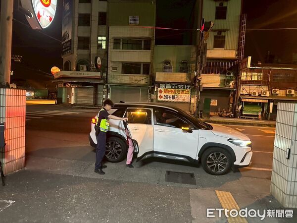 ▲里港警方協助婦人叫計程車探視住院兒病。（圖／記者陳崑福翻攝）