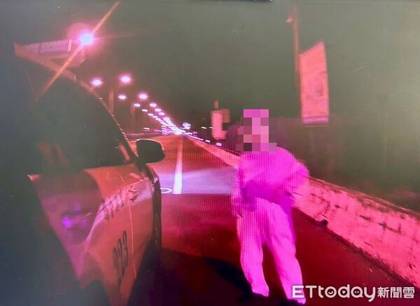 ▲里港警方協助婦人叫計程車探視住院兒病。（圖／記者陳崑福翻攝）