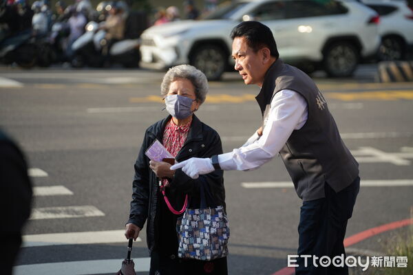 ▲立委林俊憲邀集多位黨籍市議員站路口向市民揮手致意，展現民進黨團結拚選戰的「桶箍精神」。（記者林東良翻攝，下同）