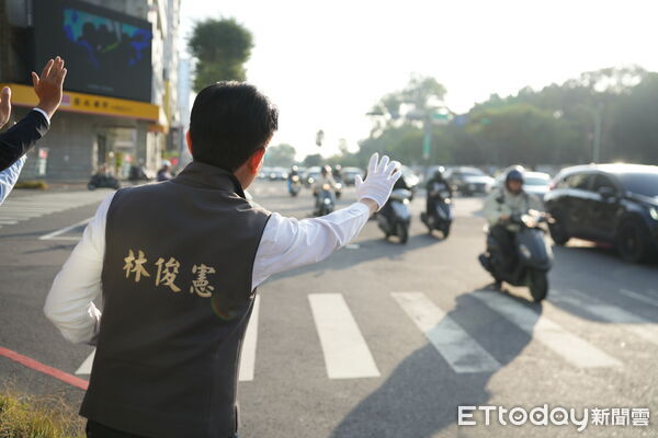 ▲立委林俊憲邀集多位黨籍市議員站路口向市民揮手致意，展現民進黨團結拚選戰的「桶箍精神」。（記者林東良翻攝，下同）