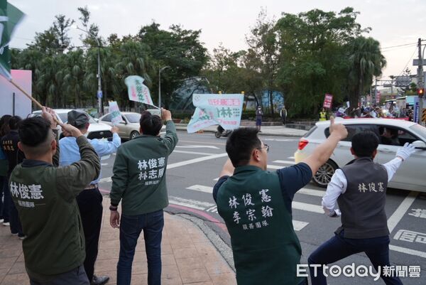 ▲立委林俊憲邀集多位黨籍市議員站路口向市民揮手致意，展現民進黨團結拚選戰的「桶箍精神」。（記者林東良翻攝，下同）