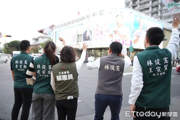 ▲立委林俊憲邀集多位黨籍市議員站路口向市民揮手致意，展現民進黨團結拚選戰的「桶箍精神」。（記者林東良翻攝，下同）