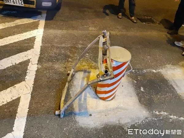 ▲疑小貨車在五楊高架掉落手推車，遭後方車輛輾壓變形。（圖／國道警方提供）