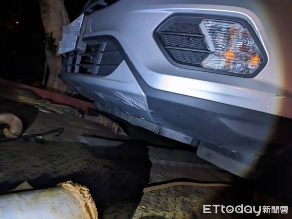 ▲▼經過的7部車輛撞擊，造成底盤輪胎受損。（圖／國道警方提供）