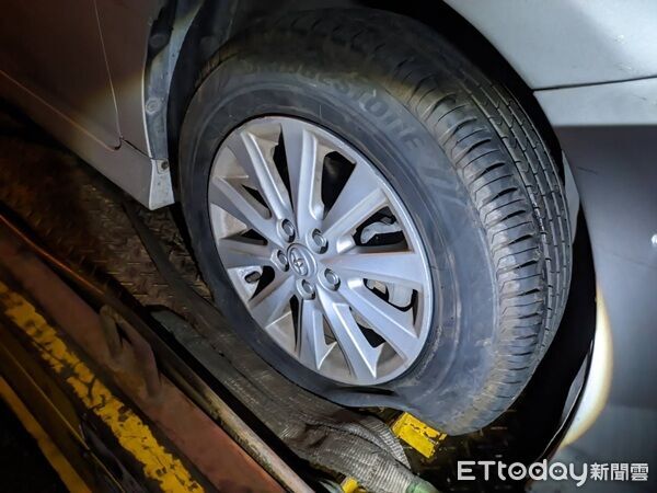 ▲▼經過的7部車輛撞擊，造成底盤輪胎受損。（圖／國道警方提供）