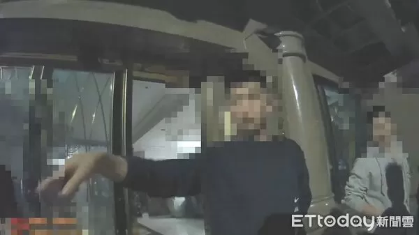 ▲三峽串燒店深夜爆衝突，警方到場雙方都已離去，向現場酒客釐清當時狀況。（圖／記者陸運陞翻攝）