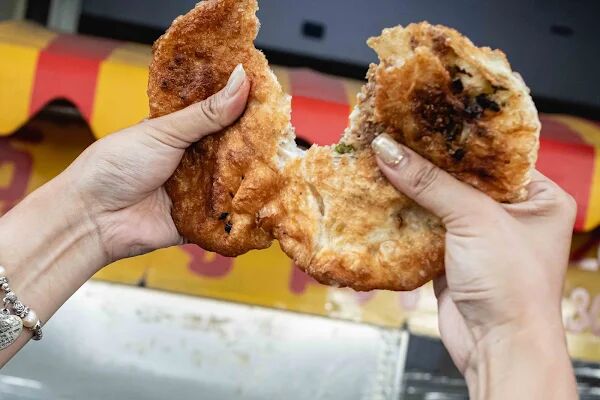 ▲▼鳳山體育館蔥肉餅攤（鄭記）。（圖／部落客美熊很愛吃授權提供）