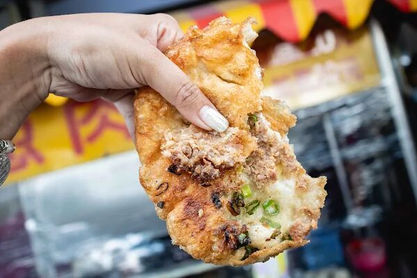 ▲▼鳳山體育館蔥肉餅攤（鄭記）。（圖／部落客美熊很愛吃授權提供）