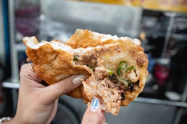 ▲▼鳳山體育館蔥肉餅攤（鄭記）。（圖／部落客美熊很愛吃授權提供）