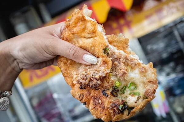 ▲▼鳳山體育館蔥肉餅攤（鄭記）。（圖／部落客美熊很愛吃授權提供）