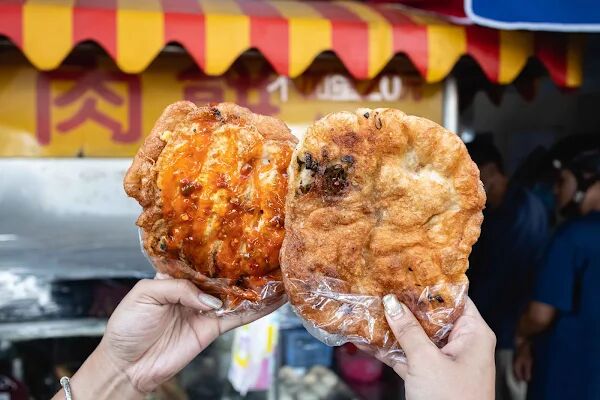 ▲▼鳳山體育館蔥肉餅攤（鄭記）。（圖／部落客美熊很愛吃授權提供）