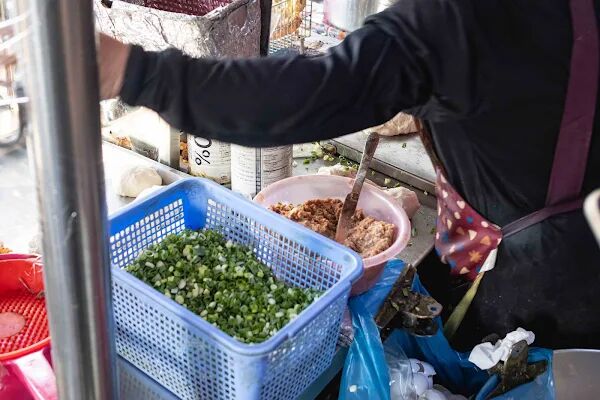 ▲▼鳳山體育館蔥肉餅攤（鄭記）。（圖／部落客美熊很愛吃授權提供）