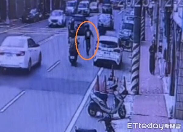 ▲劉姓男子不滿後車鳴按喇叭逕自車內取出木刀追趕。（圖／桃園警分局提供、下同）