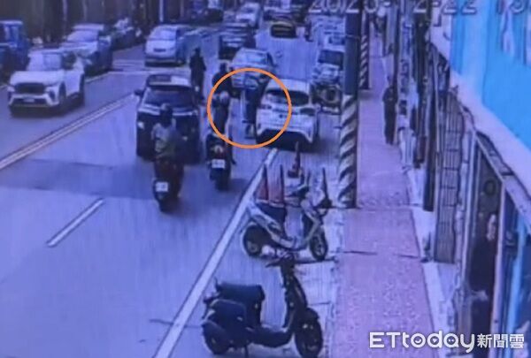 ▲劉姓男子不滿後車鳴按喇叭逕自車內取出木刀追趕。（圖／桃園警分局提供、下同）