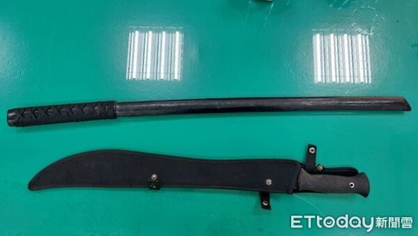 ▲▼警方出動快打部隊進行圍捕，並起獲木刀及一把藍波刀。（圖／桃園警分局提供）