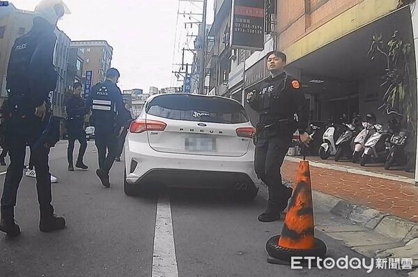 ▲▼警方出動快打部隊進行圍捕，並起獲木刀及一把藍波刀。（圖／桃園警分局提供）