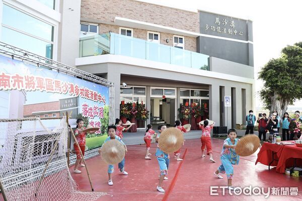 ▲將軍區「馬沙溝多功能活動中心」正式啟用，市長黃偉哲與鄉親共享湯圓，歡喜迎「入厝」。（記者林東良翻攝，下同）