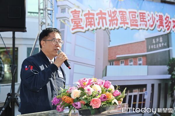 ▲將軍區「馬沙溝多功能活動中心」正式啟用，市長黃偉哲與鄉親共享湯圓，歡喜迎「入厝」。（記者林東良翻攝，下同）