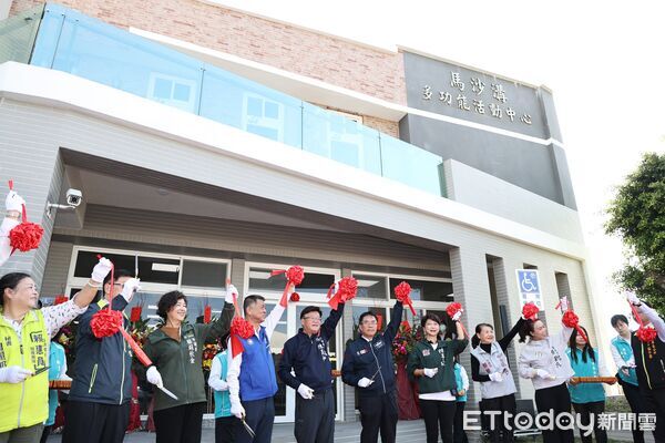 ▲將軍區「馬沙溝多功能活動中心」正式啟用，市長黃偉哲與鄉親共享湯圓，歡喜迎「入厝」。（記者林東良翻攝，下同）